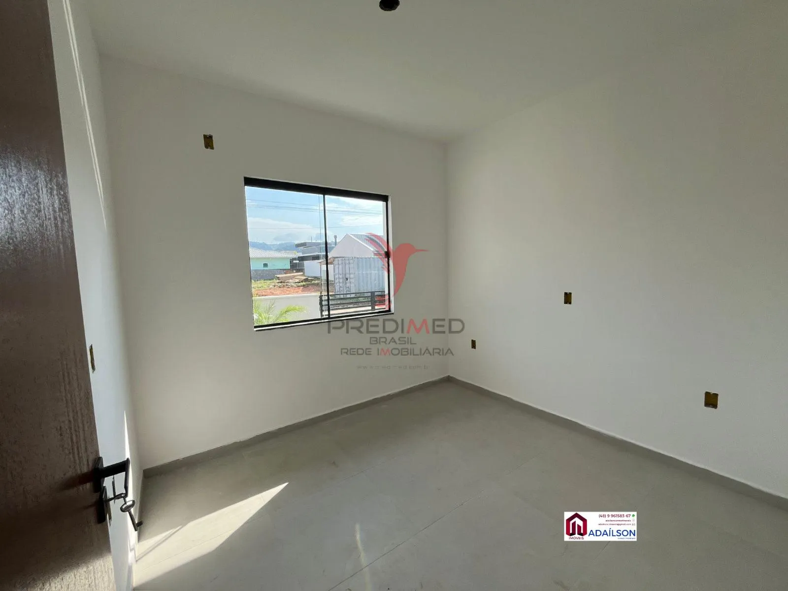 Imagem CASA COM UM SUÍTE TERRENO DE ESQUINA - AMPLO ESPAÇO MUITO BEM LOCALIZADA