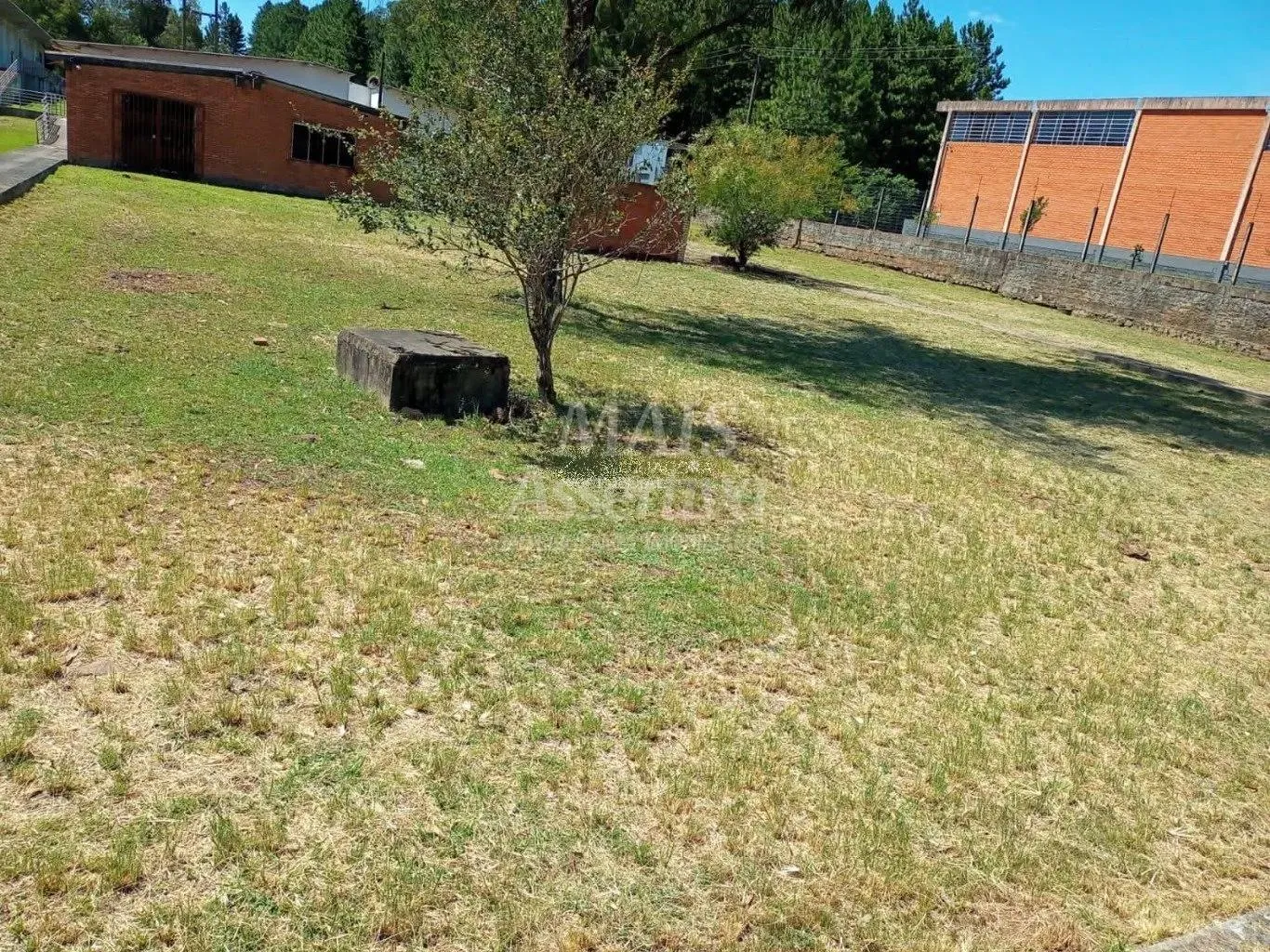 Imagem Complexo Industrial para venda na Av. Parobé com 8 prédios comercias