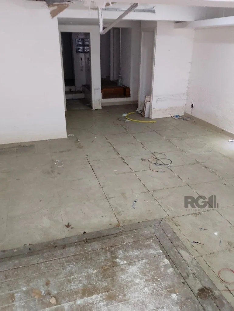 Imagem Loja comercial desocupada à venda no coração de Porto Alegre, localizada na Rua Mostardeiro