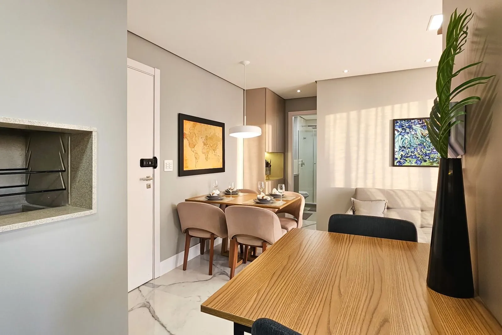 Imagem Apartamento completamente mobiliado e decorado, sacada, churrasqueira e vaga, com vista!