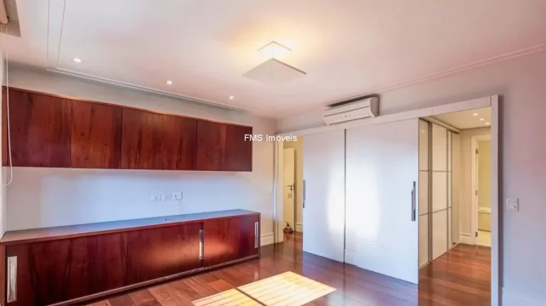 Imagem Imperdível! Apartamento de Luxo em Moema, São Paulo-SP: 3 quartos, 3 suítes, 3 banheiros, 4 vagas de garagem, 230m² de área