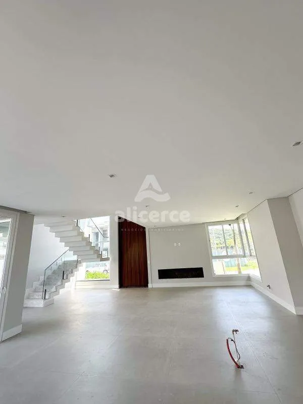 Imagem Casa Alto Padrão em Condomínio I 3 Dormitórios I 1 Suíte Master I Piscina - em Pedra Branca, Palhoça/SC