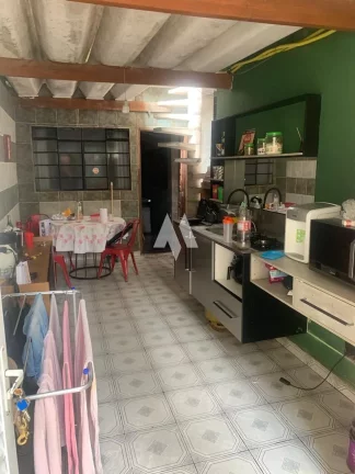 Imagem Casa Sobreposta Alta com Edícula em Santos,145m², 3 Vagas de Garagem e no bairro do Boqueirão