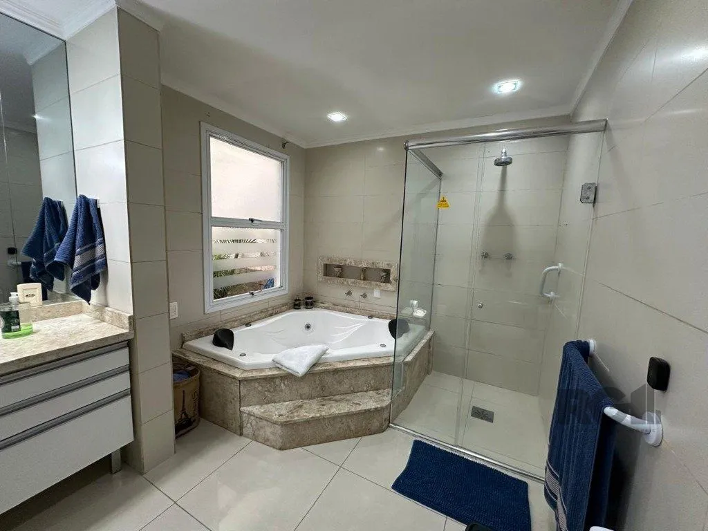 Imagem Vende-se ampla casa 3 quartos com hidro, 2 vagas, living com ladeira e salão de festas com churrasqueira - 260m² - Medianeira
