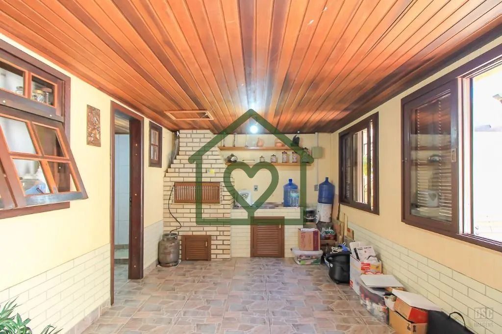 Imagem Casa, estilo sobrado, social integrado com lareira, jantar, cozinha com armários, pátio, pergolado...