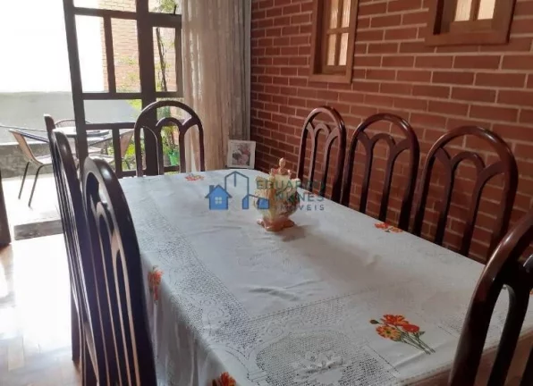 Imagem CASA COM 04 QUARTOS, 03 VAGAS, RUA PLANA NA SERRA