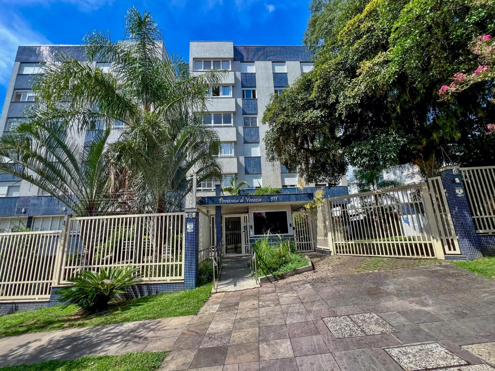 Imagem Apartamento 3 Dormitórios com Suíte e 2 Vagas na Tristeza, próximo ao barra shopping