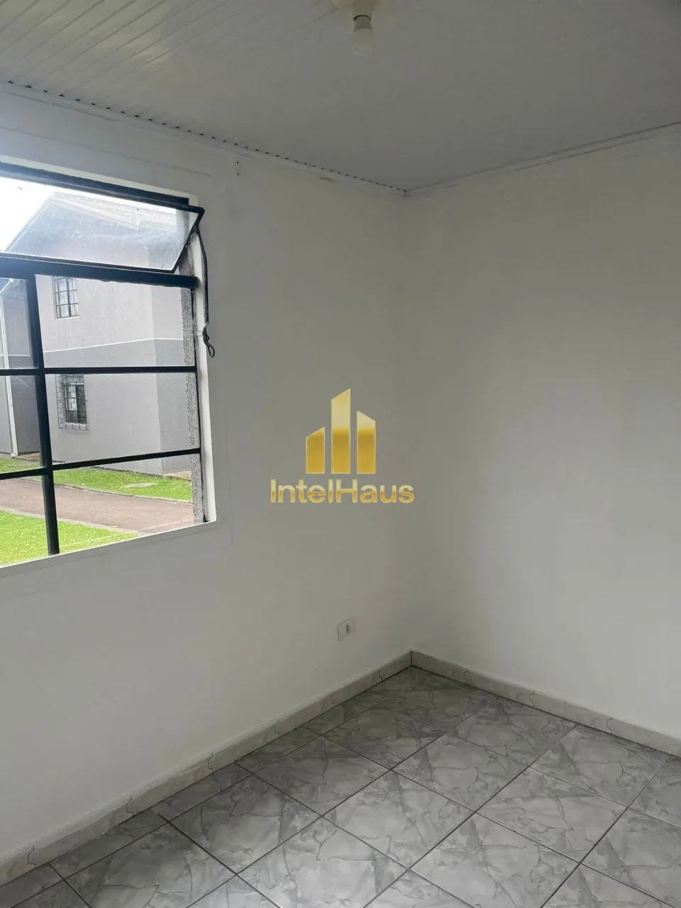 Imagem Apartamento com 2 dormitórios, sala para dois ambientes, cozinha com armários e cooktop, 1 banheir...
