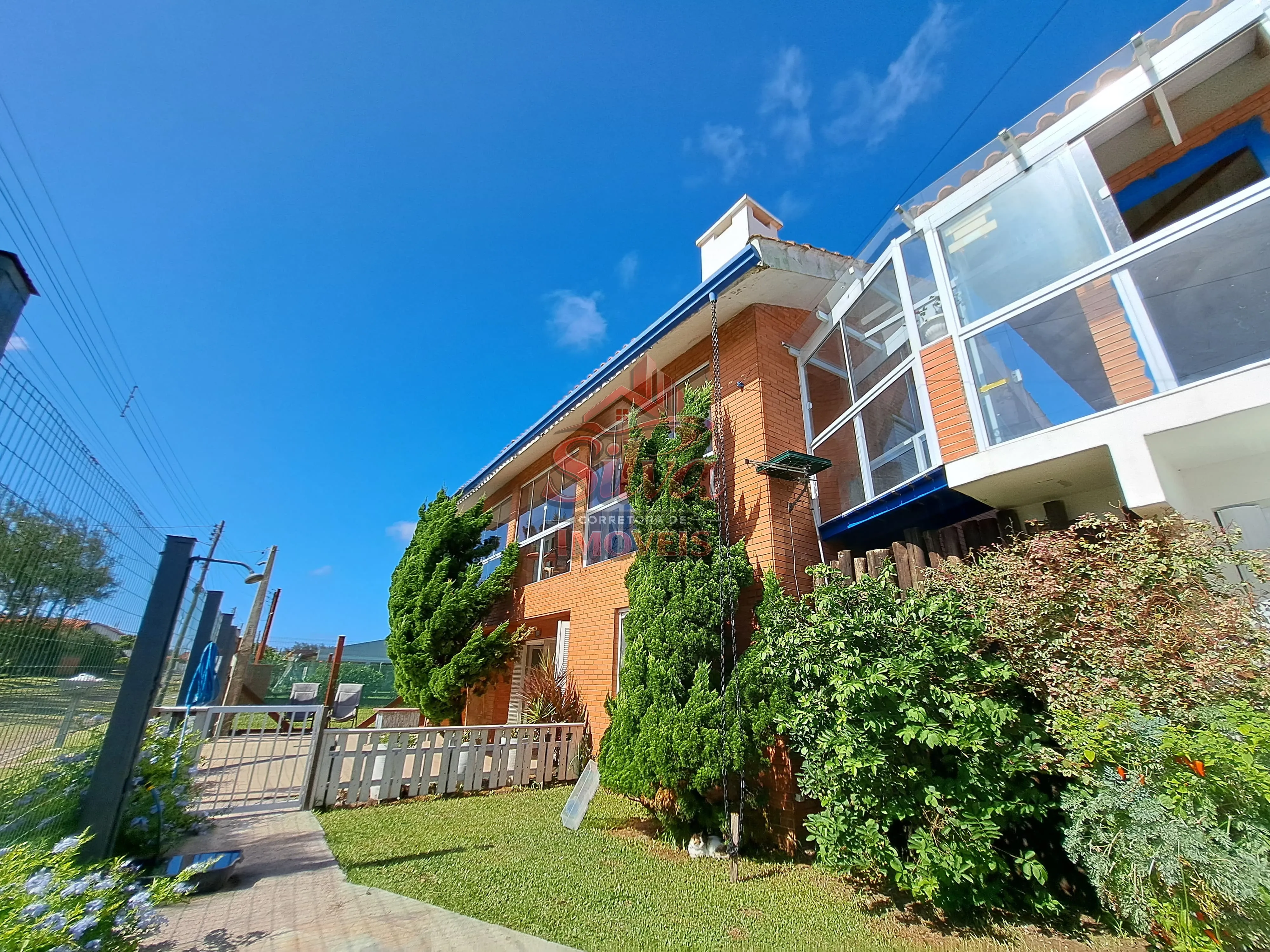 Imagem C1214 | Casa de esquina 4 dormitórios com suíte a 100m do mar