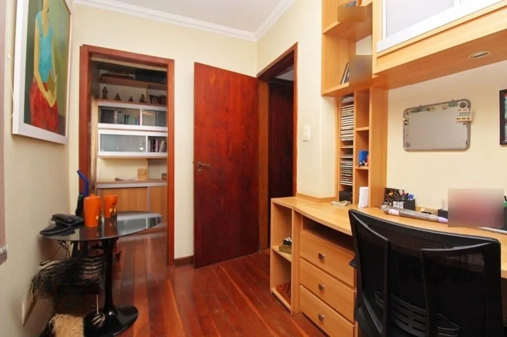 Imagem Casa de 275m² - 3 dormitórios e 3 vagas no bairro Coronel Aparício Borges