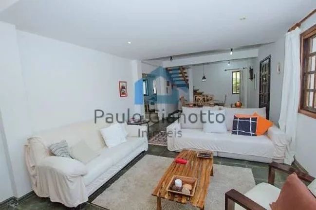 Imagem Casa estilo chácara c/ galpão próxima ao Centro de Cotia