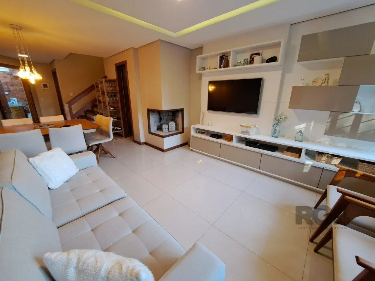 Imagem Casa em Condomínio com 03 quartos e 02 vagas no Bairro Nonoai