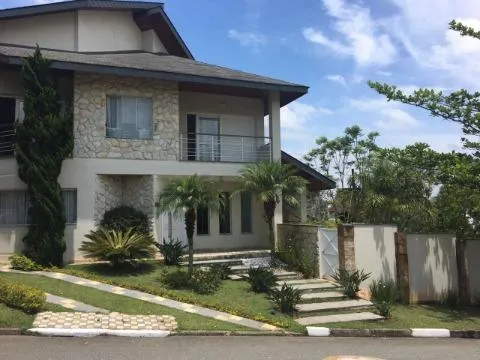 Imagem VENDA SOBRADO CONDOMÍNIO ARUJÁZINHO 5, Excelente imóvel, com A/T 634m² A/C 587m² distribuídos em 04 suítes sendo 01 máster com hidro. CONSULTE-NOS.