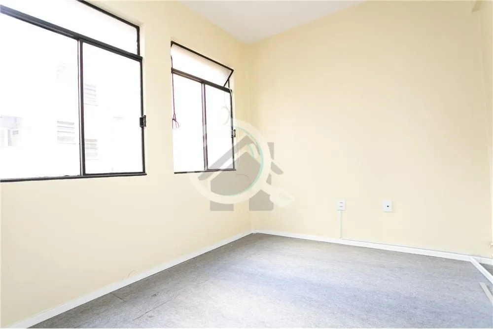 Imagem Descubra a combinação perfeita de praticidade e tranquilidade nesta sala comercial localizada no c...