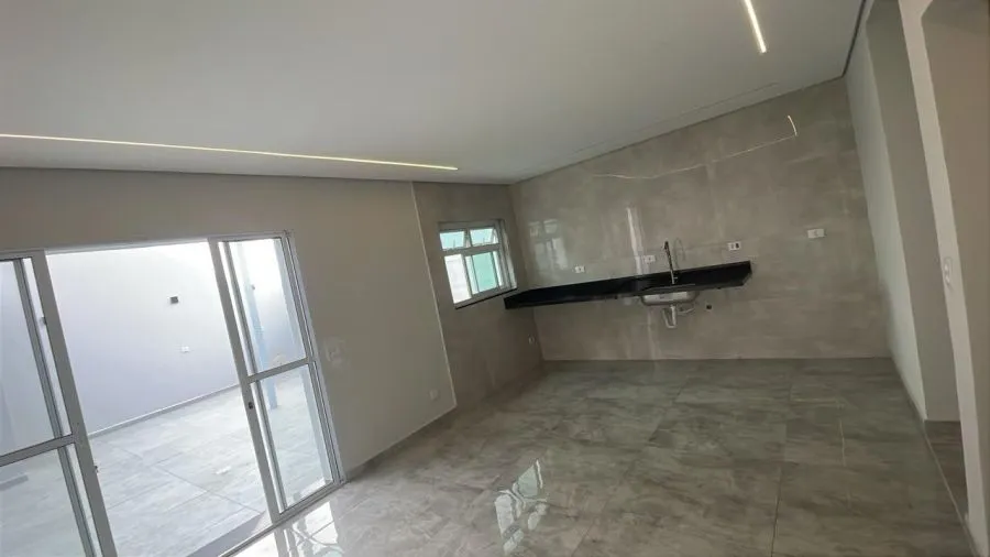 Foto do imóvel Sobrado amplo, com 3 dormitórios, sala, cozinha, banheiro. em Rua Imbocuí