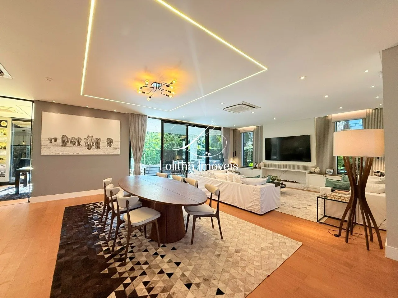 Imagem CASA COM 4 SUÍTES À VENDA EM JURERÊ INTERNACIONAL - FLORIANÓPOLIS/SC