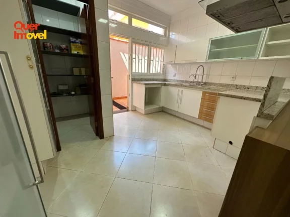 Imagem Oportunidade Imperdível de Casa à Venda no Jardim Antártica, Ribeirão Preto-SP! 5 quartos, 3 suítes, 3 salas, 4 banheiros, 5 vagas de garagem e 324,00 m² de área. Permuta e Financiamento. Quer Imóvel Negócios Imobiliários.