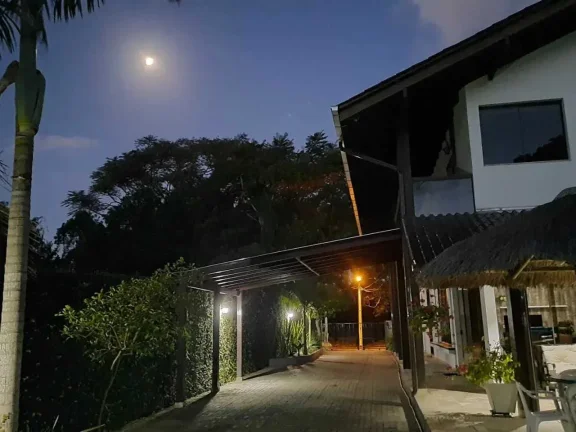 Imagem Casa de alto padrão mobiliada com 3 dormitórios sendo 1 suíte e 5 vagas de garagem em Penha