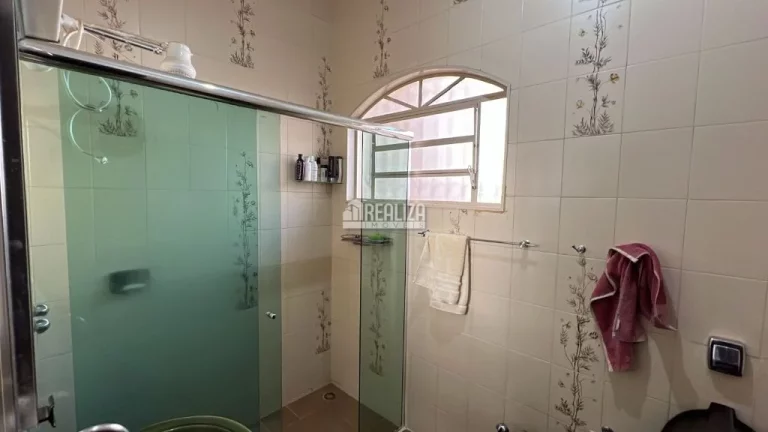 Imagem Casa à venda com 3 dormitórios no bairro Mercês, em Uberaba