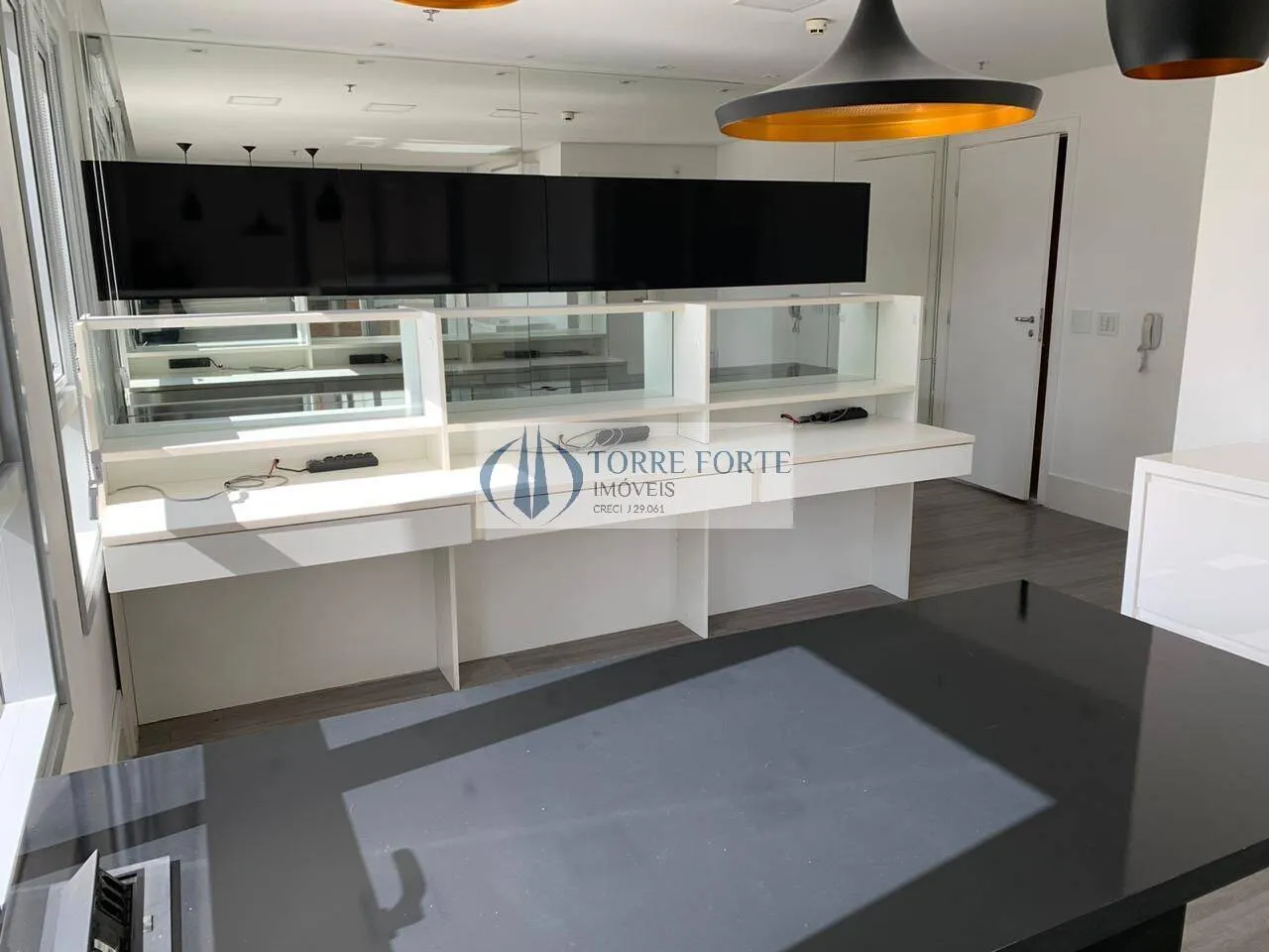 Imagem Ótima sala comercial com 35 m² 1 banheiro 1 copa, varanda 1 vaga de garagem