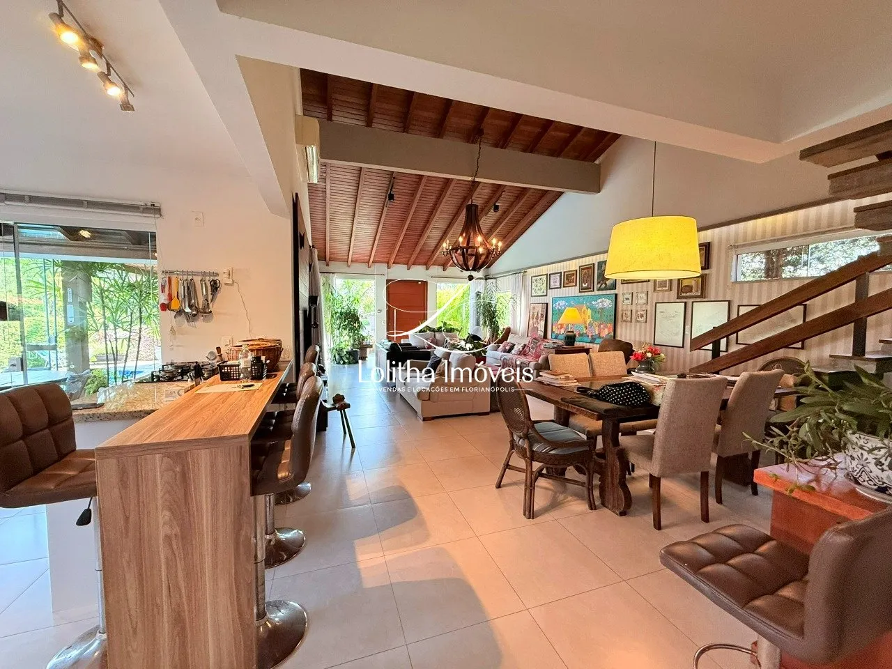 Imagem Casa com 3 Suítes, Piscina e Churrasqueira à venda em Jurerê - Florianópolis/SC