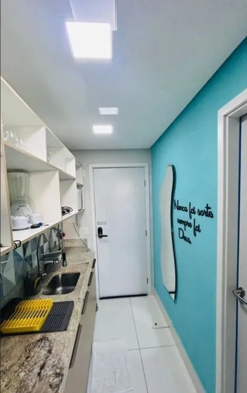 Imagem Flat mobiliado a 250 m do mar, pronto para locação por temporada, com piscina, elevador e condomínio fechado.