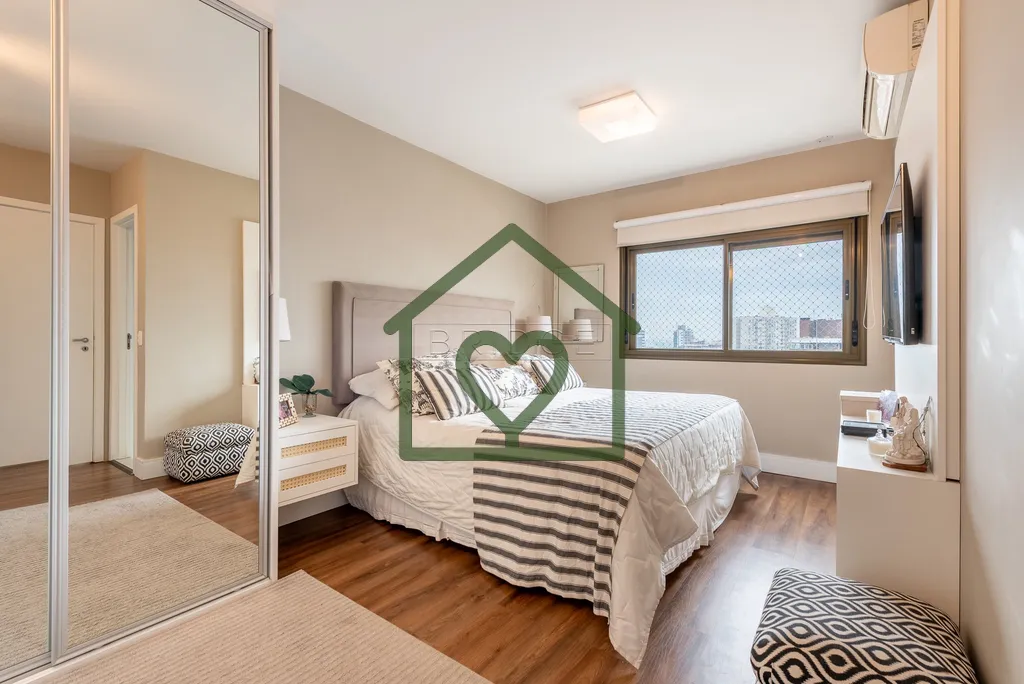 Imagem Bridge Imóveis vende com exclusividade BELISSIMO APARTAMENTO NO CLÁSSICO PETRÓPOLIS. 
Semimobilia...