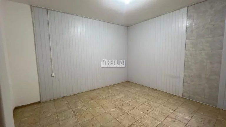 Imagem Casa à venda em Uberaba: 2 dormitórios, suíte, 4 garagens e quintal amplo