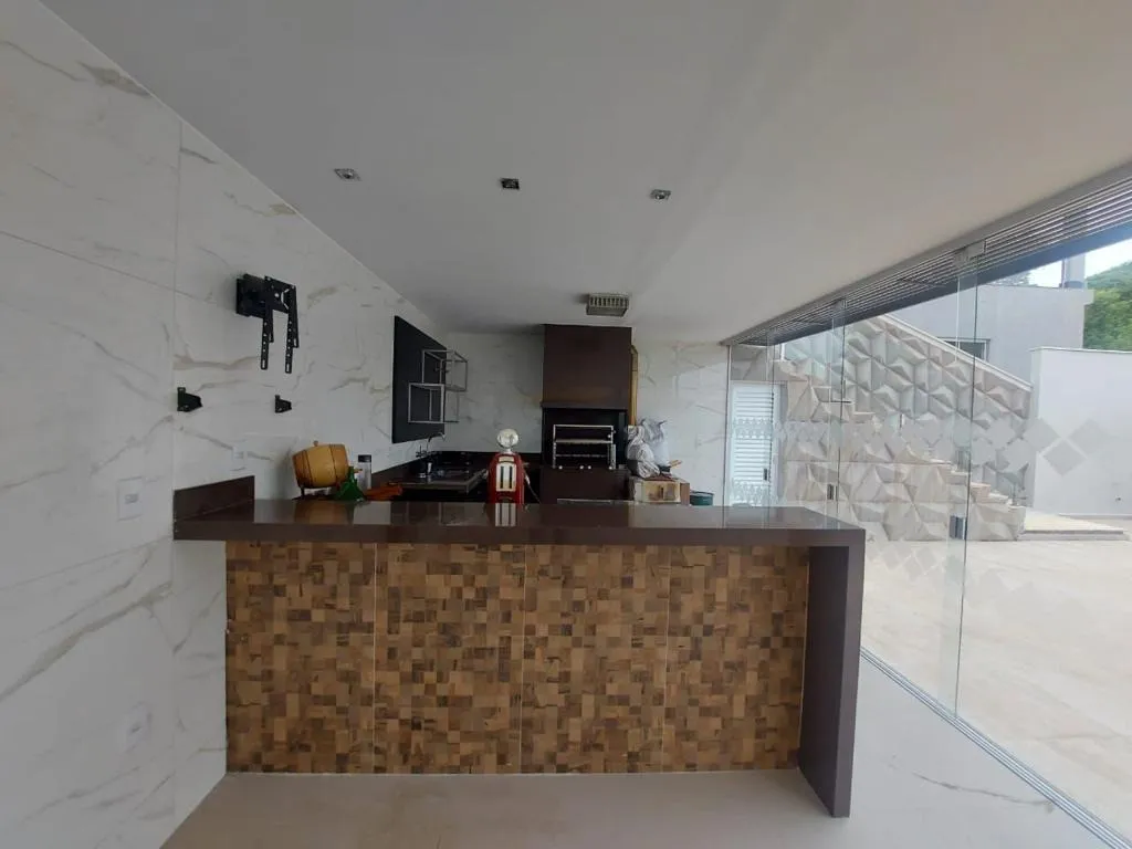 Imagem Casa Sobrado de 489m² de Terreno Localizado no Jardim Residencial Village Vert!