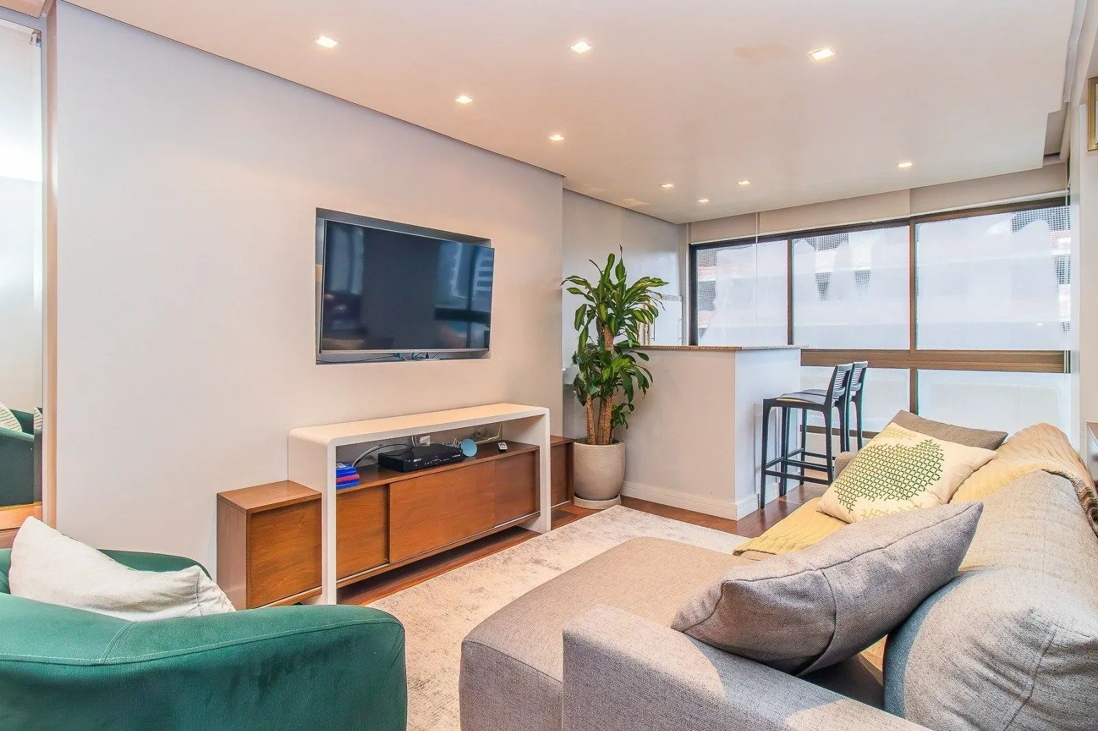 Imagem Apartamento Reformado e Mobiliado com 101m² e 2 Vagas no Coração do Rio Branco