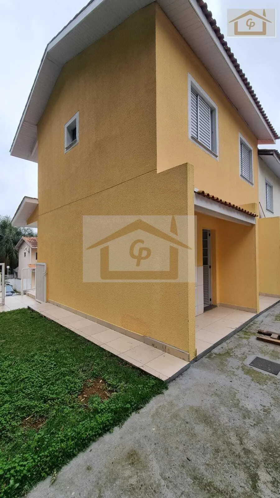 Imagem Casa com corredor lateral, 3 quartos sendo um suíte, 2 vagas