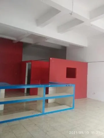 Imagem LOCAÇÃO DE SALÃO TÉRREO NO JARDIM RINCÃO, EM ARUJÁ/SP, 100m² com pé direito de 3,65m, divisórias, 2 toaletes e estacionamento. CONSULTE-NOS.