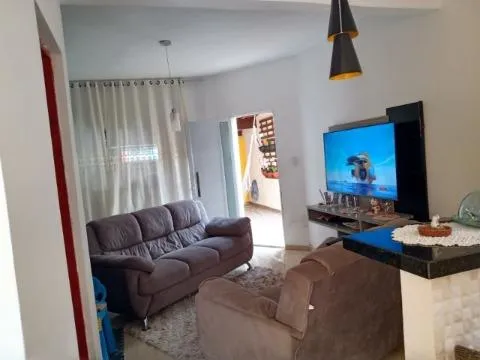 Imagem VENDA DE SOBRADO NO NOVO HORIZONTE, EM MOGI DAS CRUZES/SP, 89m² com 2 quartos, sala, cozinha, quintal espaçoso e garagem coberta. CONSULTE-NOS.