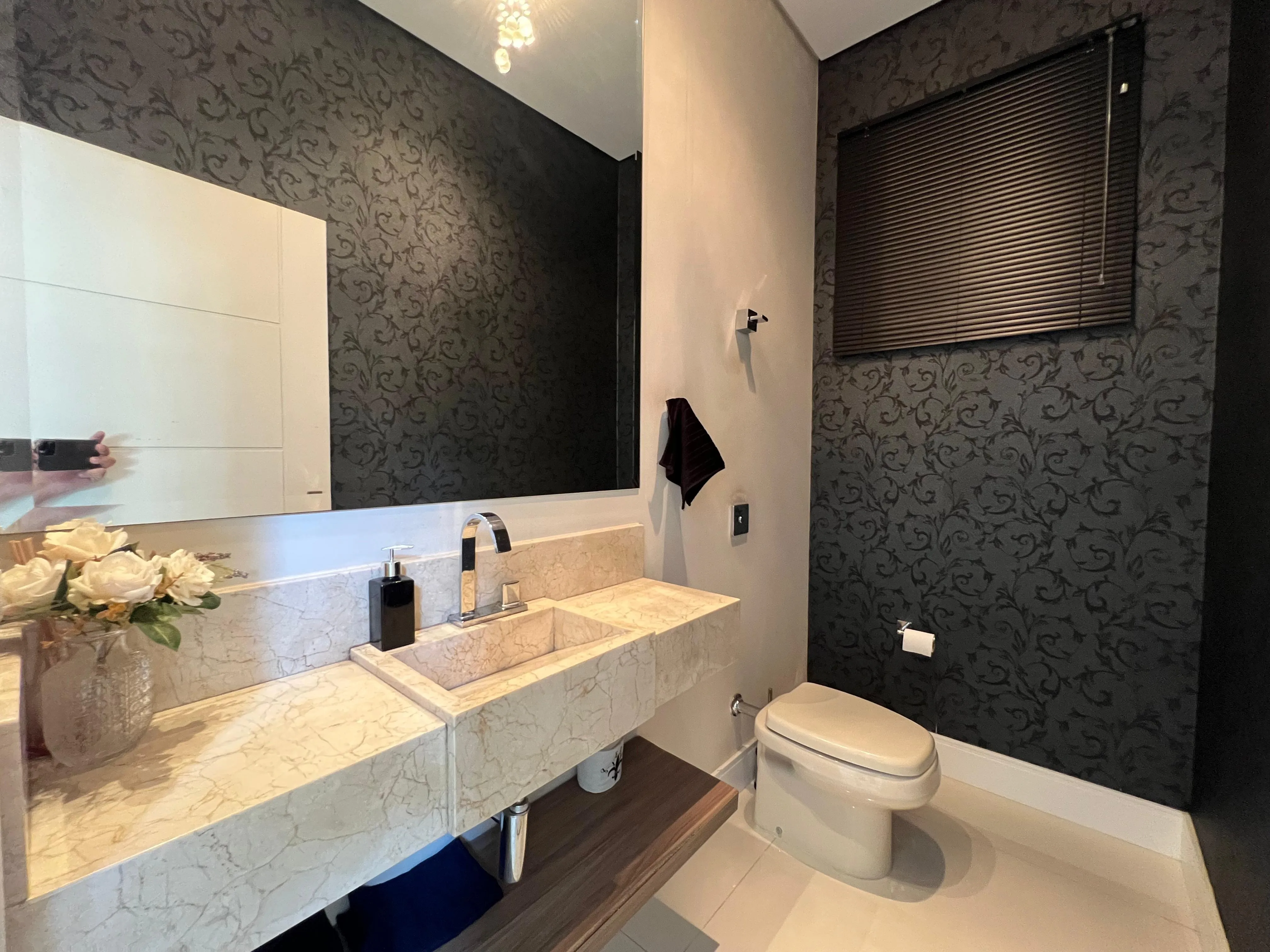 Imagem Luxuosa Casa com 3 Suítes, Piscina e Placas Fotovoltaicas no Condomínio Completo Ibiti Reserva