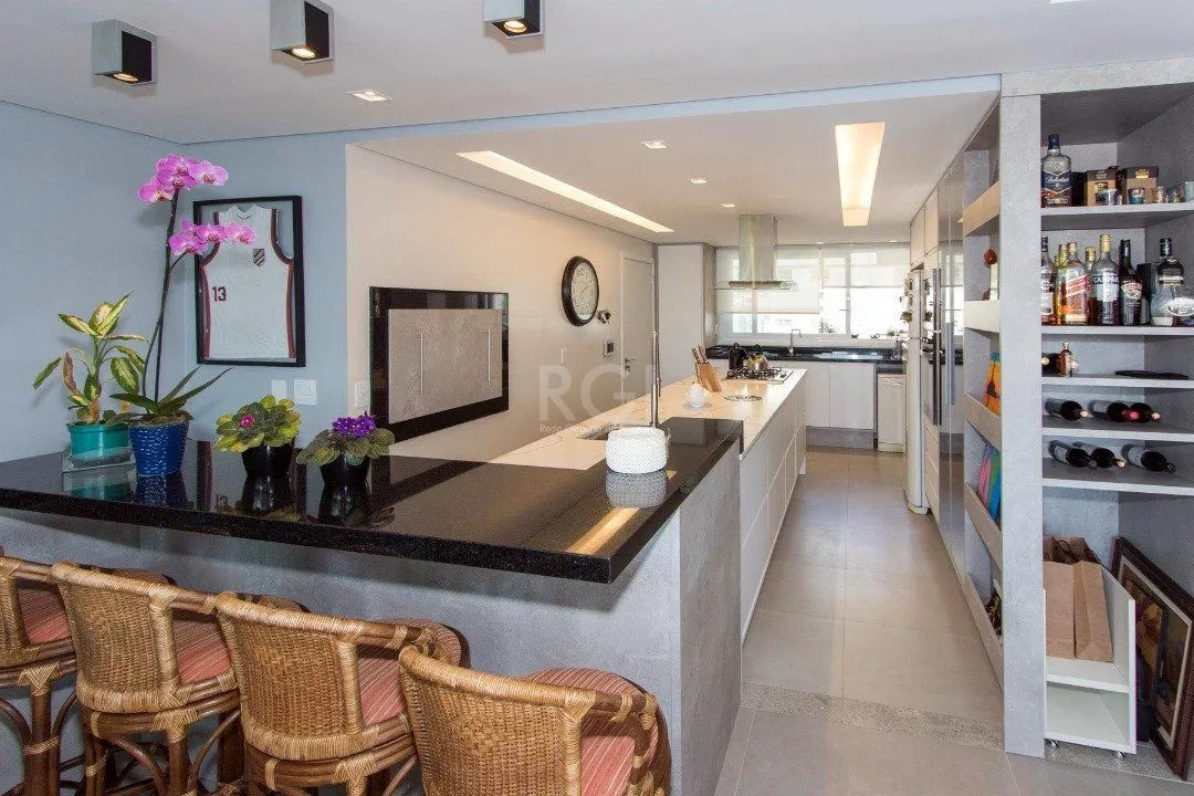 Imagem Cobertura para Venda - 230.43m², 3 dormitórios, sendo 3 suites, 2 vagas - Menino Deus