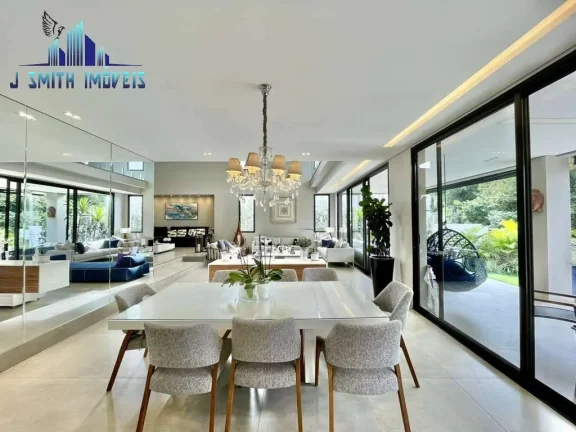 Imagem CASA À VENDA DE PORTEIRA FECHADA! Impecável, 4 suítes, elevador, piscina