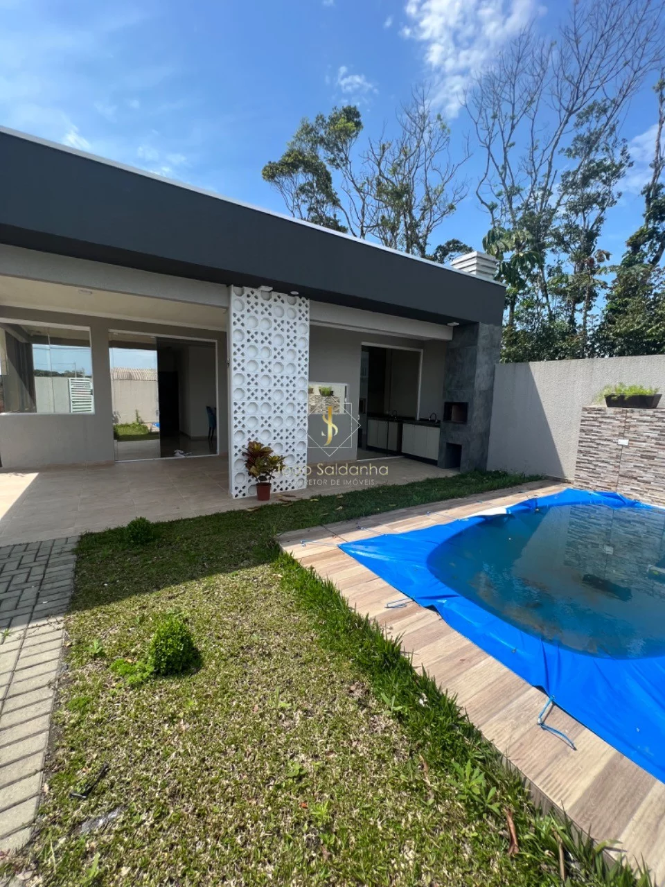 Imagem Casa com piscina para locação temporada em Guaratuba para 12 pessoas, (500 metros do mar)