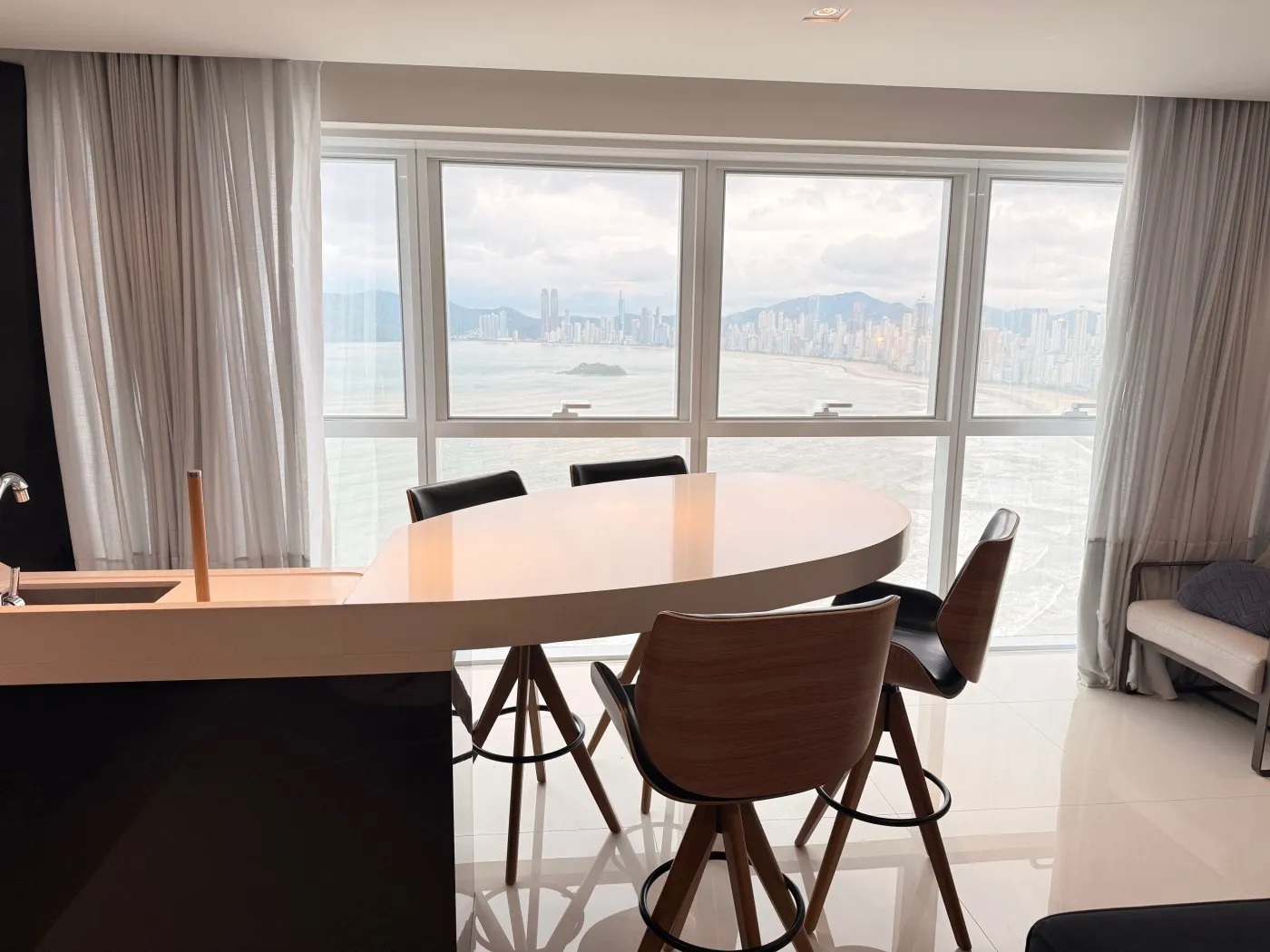 Imagem Apartamento Frente Mar para Venda em Balneário Camboriú, PIONEIROS, 3 dormitórios, 3 suítes, 4 banheiros, 5 vagas