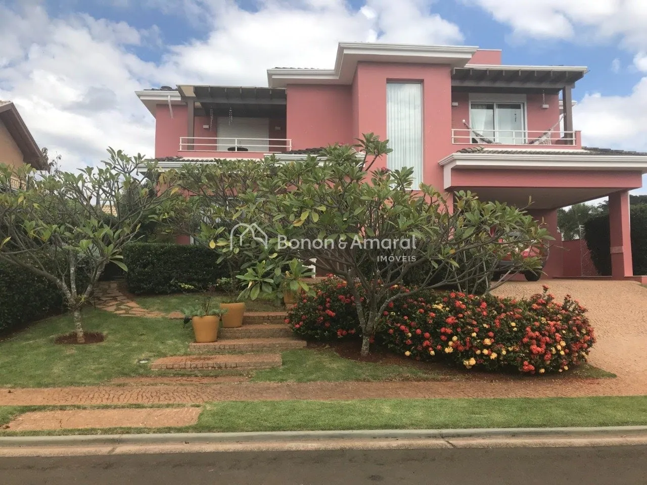 Imagem Casa de condomínio com 304 m² e 5 quartos