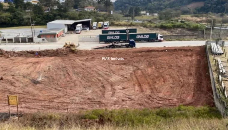 Imagem Galpão com 2000m² para locação em Itapecerica da Serra.