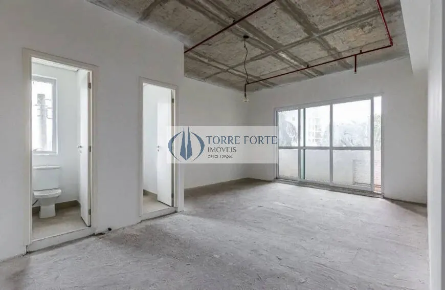 Imagem Sala comercial nova, com 44 m², 2 banheiros e sacada, excelente localização