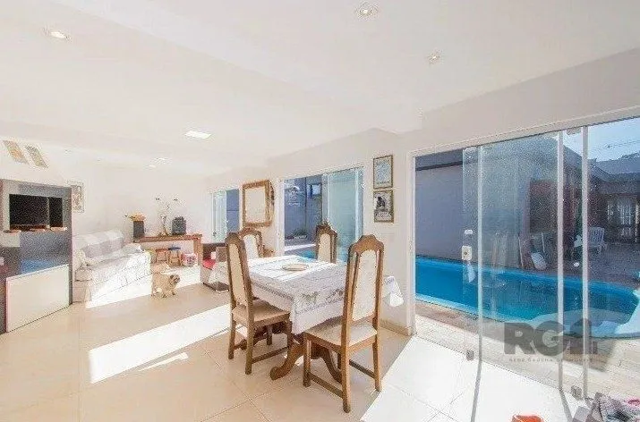 Imagem Casa 221m² - 3 dormitórios, 1 suíte, 4 vagas de garagem no bairro Vila Assunção
