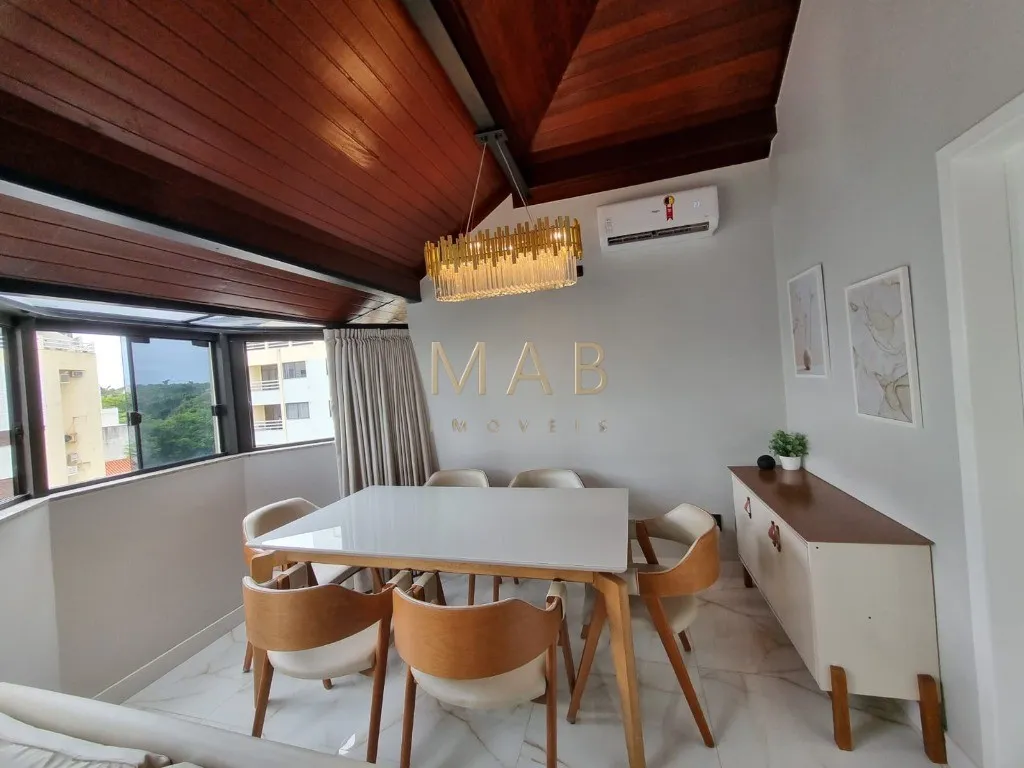 Imagem TRIPLEX FRENTE MAR NA PRAIA DOS INGLESES | FLORIANÓPOLIS Existem imóveis bonitos? E existem imóveis que despertam desejo no primeiro olhar.