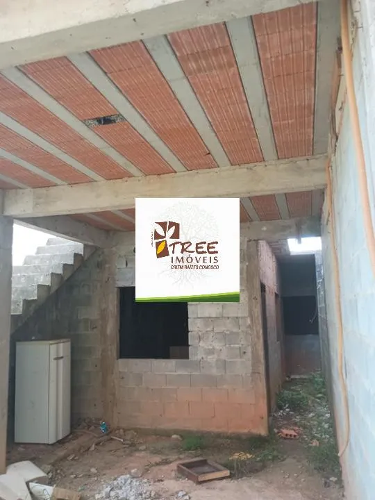 Imagem VENDA DE CASA EM CONSTRUÇÃO NO PARQUE RODRIGO BARRETO, EM ARUJÁ/SP, 75m² com dormitório, cozinha americana, sala e garagem coberta. CONSULTE-NOS.