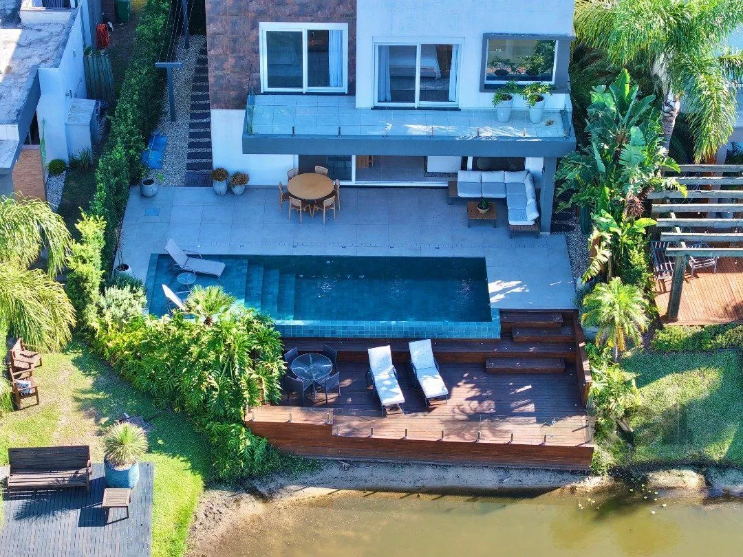 Imagem SOBRADO À VENDA PAGAMENTO EM 60X CONDOMÍNIO MALIBU BEIRA LAGO COM DECK E PISCINA