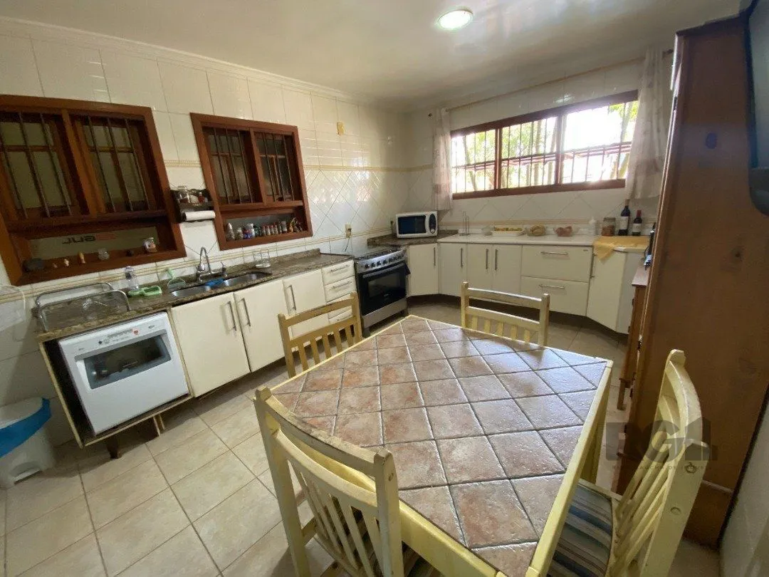 Imagem Casa para Venda - 350m², 4 dormitórios, sendo 4 suites, 4 vagas - Tristeza