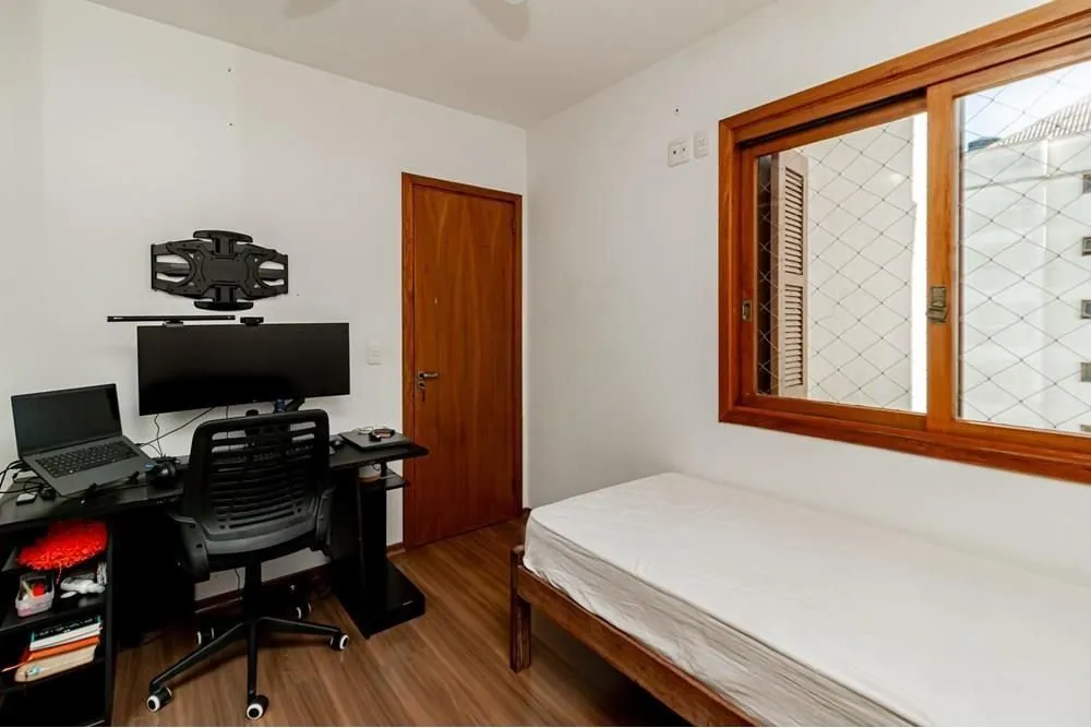 Imagem Apartamento com 3 dormitórios (sendo 1 suíte), 2 banheiros, lareira, churrasqueira e 2 vagas de garagem.