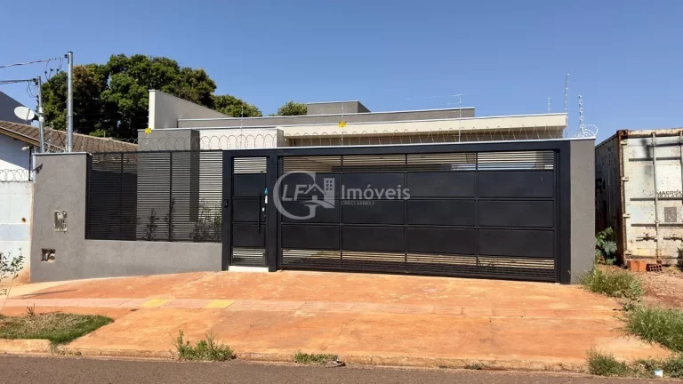 Imagem Casa à venda em Campo Grande-MS, bairro São Francisco: 3 quartos, 1 suíte, 1 sala, 2 banheiros, 2 vagas de garagem, 131,00 m² de área. Venha conferir!