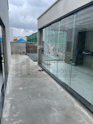 Imagem CASAL IMÓVEIS VENDE CASA TERREA MONTENEGRO BOULEVARD 3 SUÍTES + 6 VGS + PISCINA PRIVATIVA