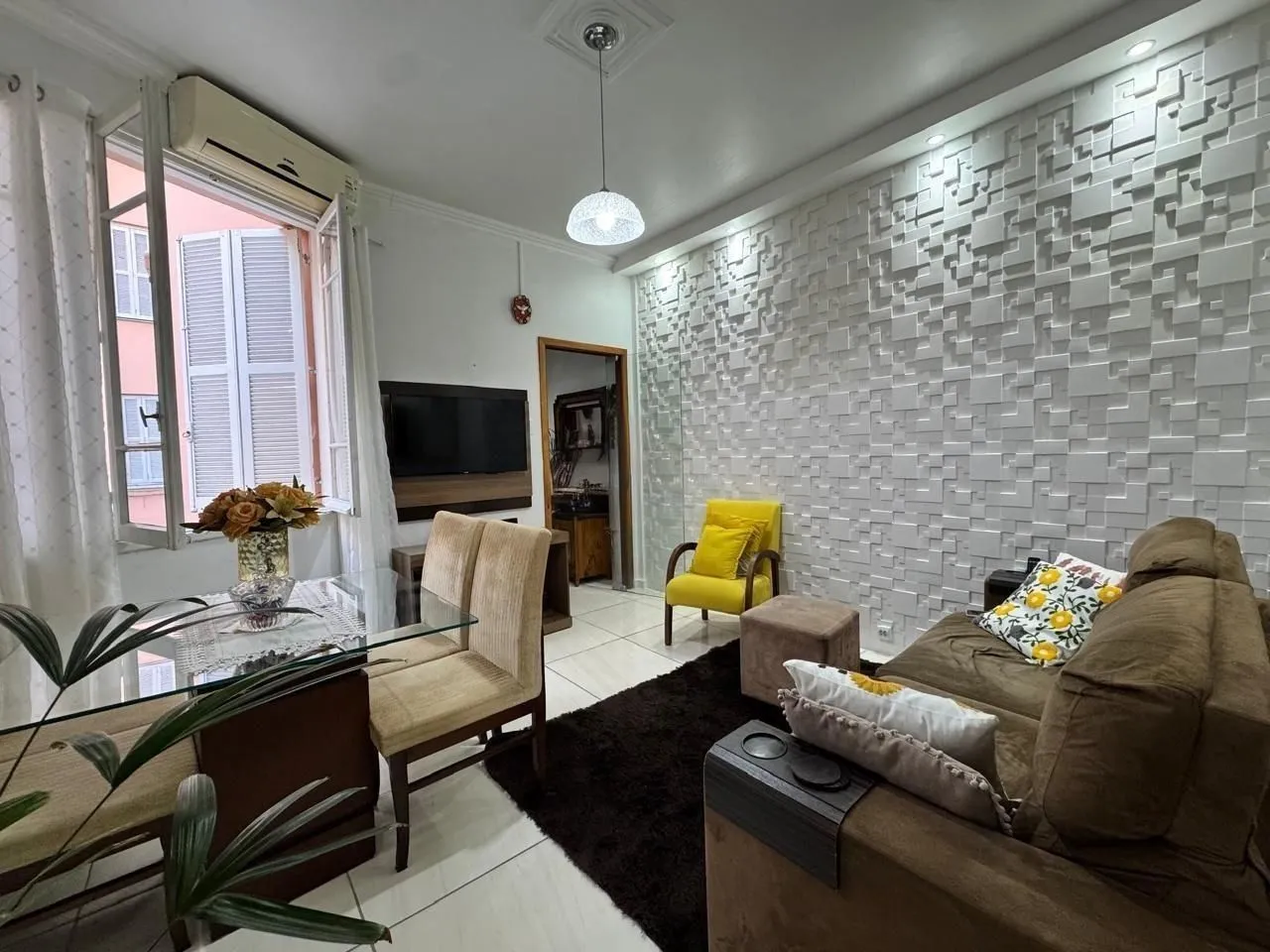 Imagem Apartamento de 2 dormitórios à venda no Centro Histórico de Porto Alegre - Amplo, ensolarado e bem localizado